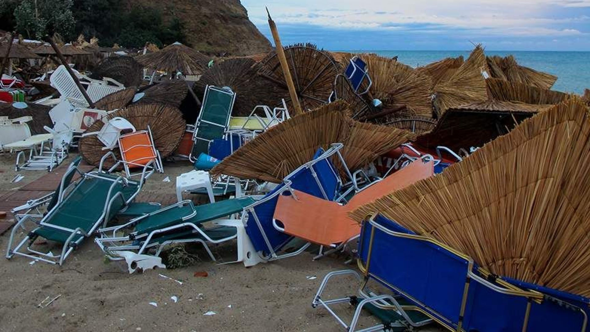 Разрушения и смърт остави след себе си ураганът в Северна Гърция (видео/снимки)
