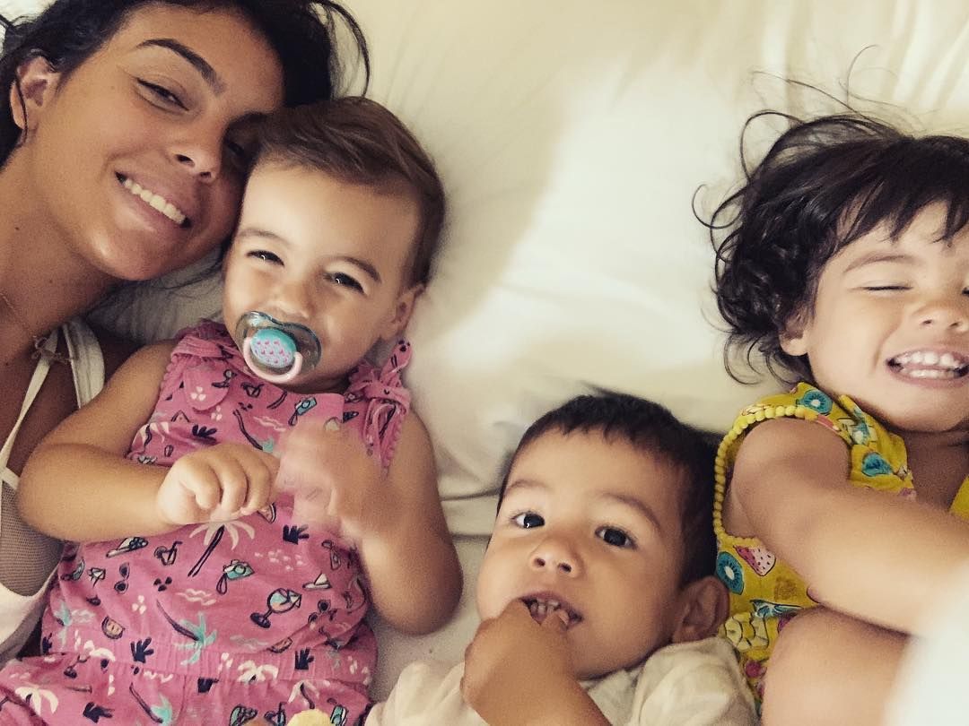 Джорджина Родригес с децата на Роналдо