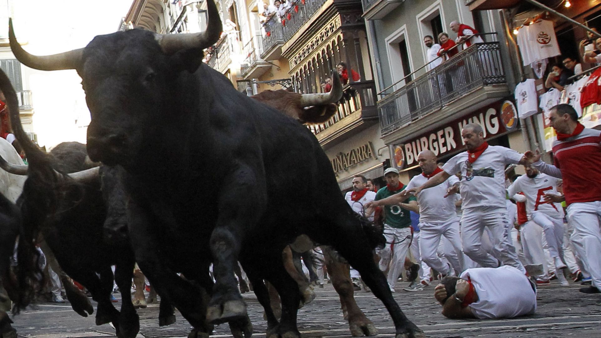 Виж още Фестивалът Сан Фермин в Памплона започна 9