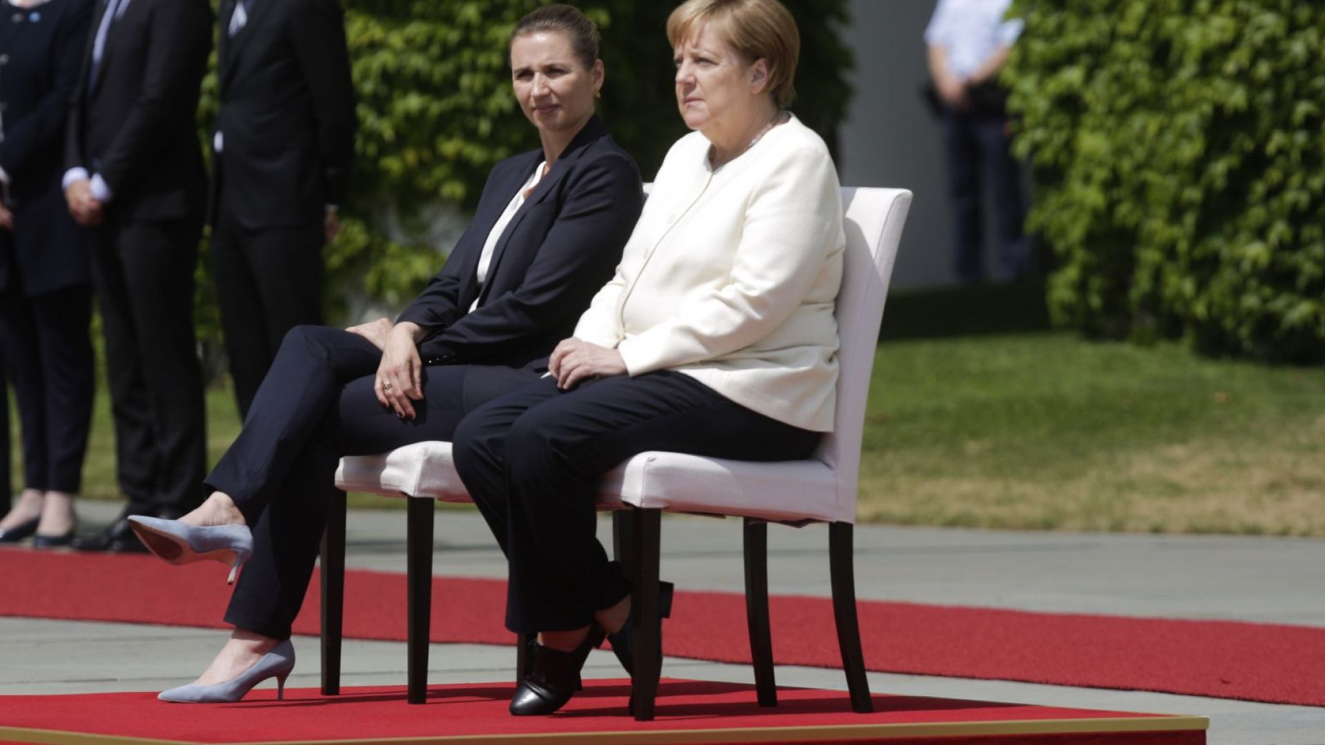 Промяна в протокола заради проблема на Меркел, слуша химна седнала (видео)