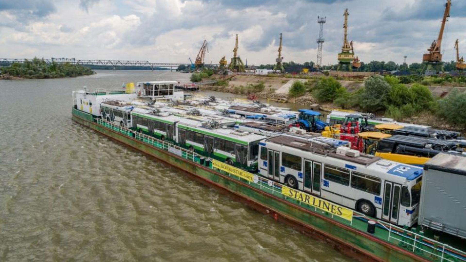 На Пристанище изток в Русе пристигнаха 17 тролейбуса втора употреба в