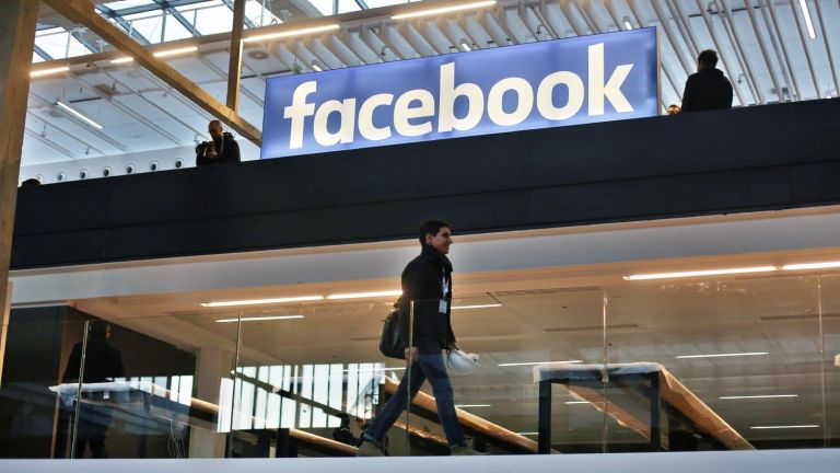 Фейсбук премахна стотици акаунти заради "координирано неавтентично поведение"