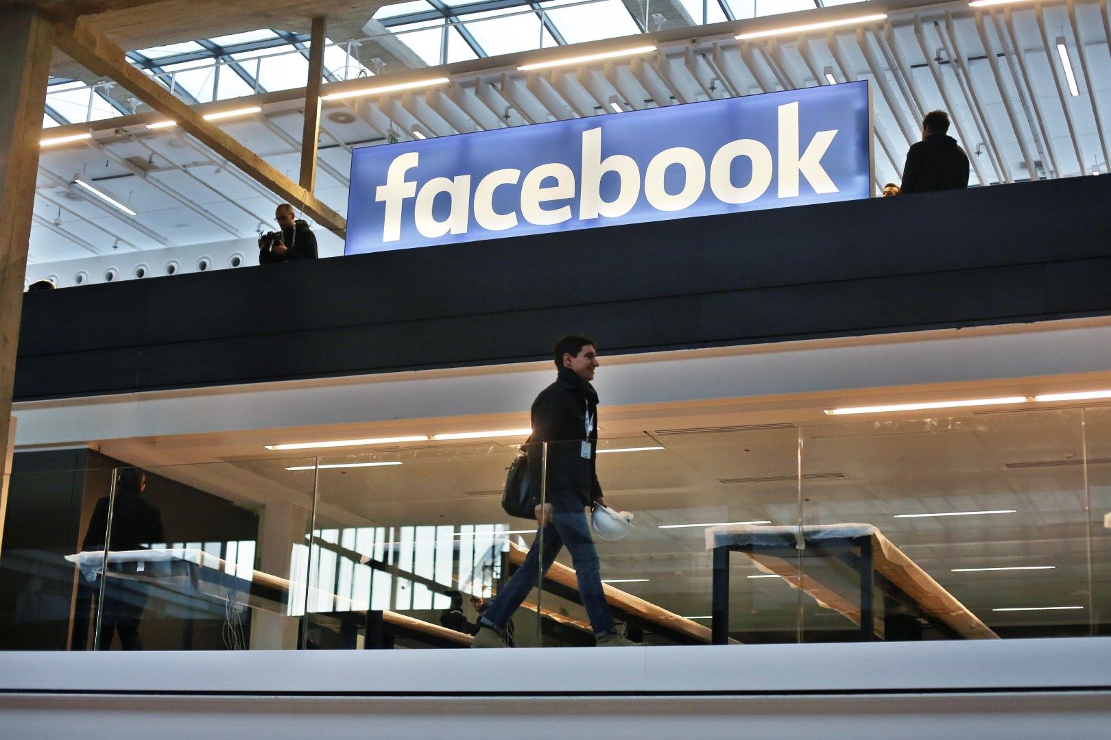 Фейсбук е защитила служителите си от изтичане на данни, но не и потребителите