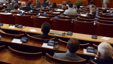 Депутатите заседават извънредно заради машинното гласуване