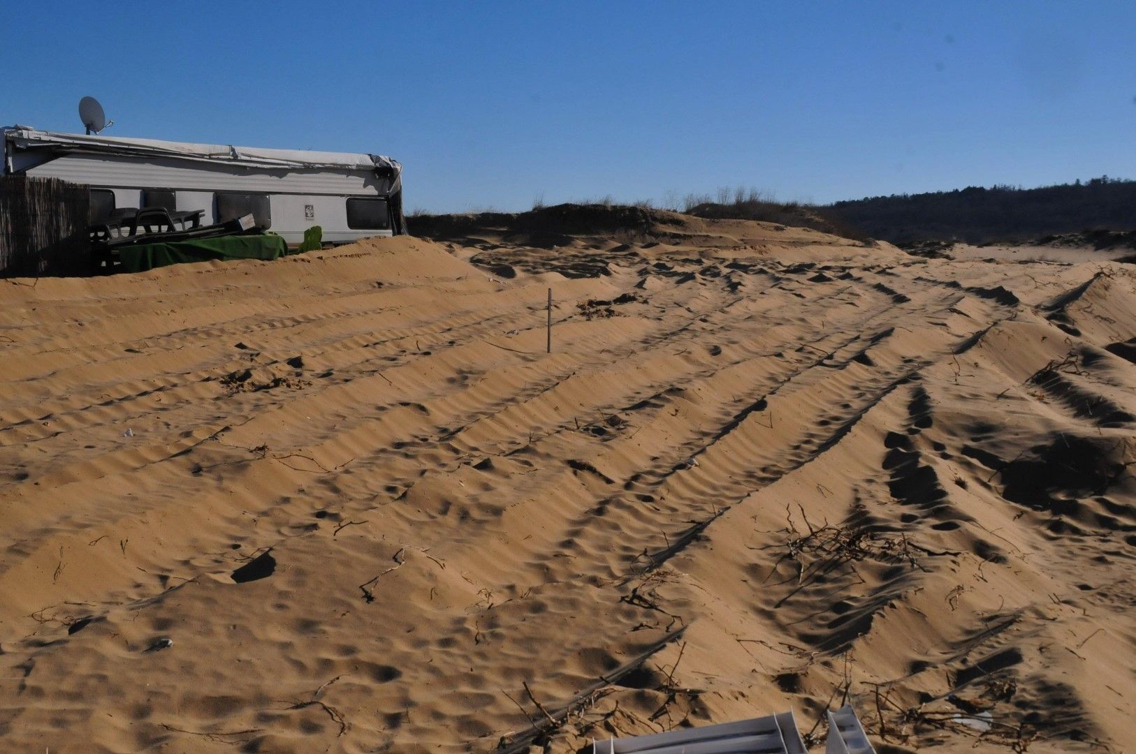 Преди две години Окръжна прокуратура - Бургас предаде на съд двама души, обвинени в противозаконно унищожаване на пясъчни дюни на морския плаж в местността "Каваци" (снимка архив)