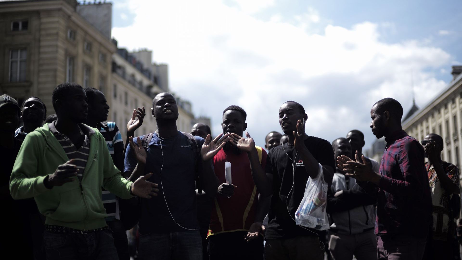 Стотици мигранти щурмуваха Пантеона в Париж 