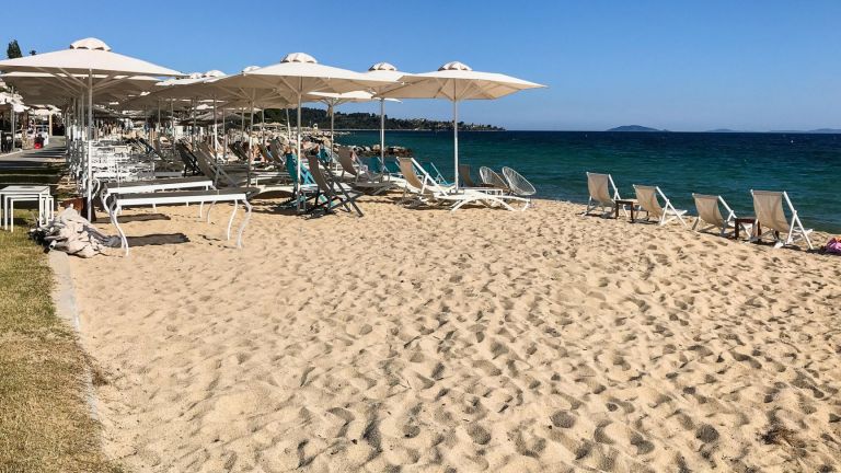Чадъри и шезлонги вече се разполагат по гръцките плажове