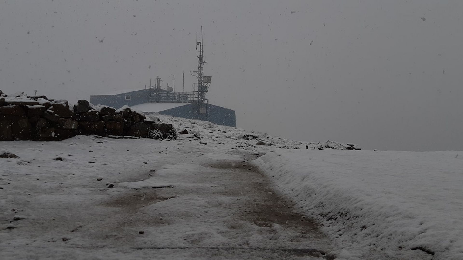 Сняг заваля на най високия връх у нас Мусала 2925