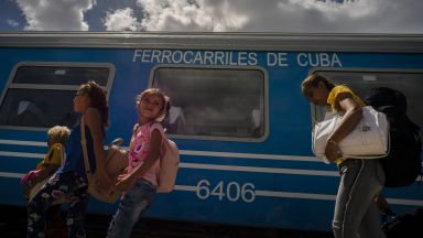 В Куба потегли на път първият нов влак от 40 г. (видео)