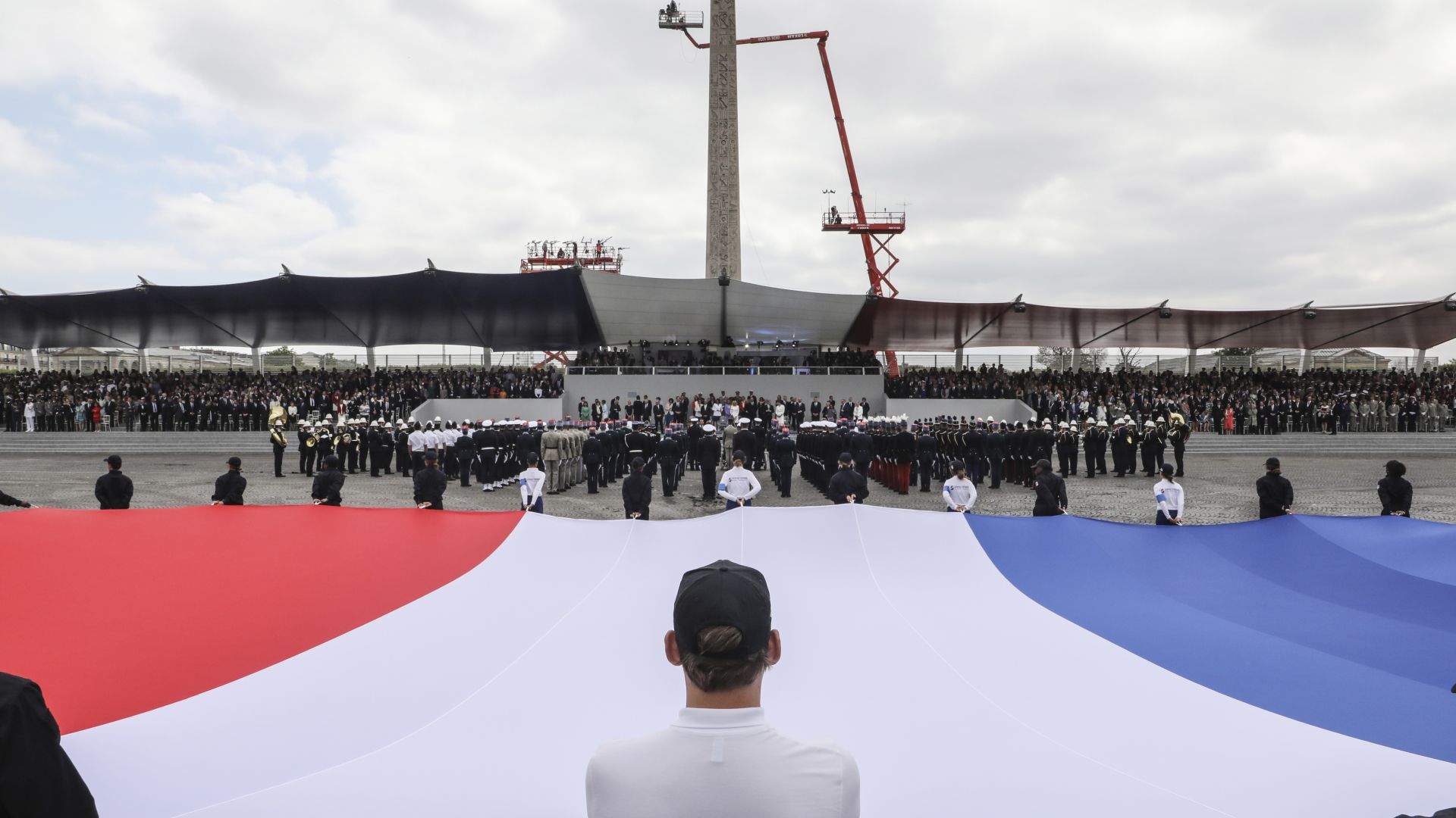 Протестиращи освиркаха презеиндета Еманюел Макрон преминавайки по главния парижки булевард