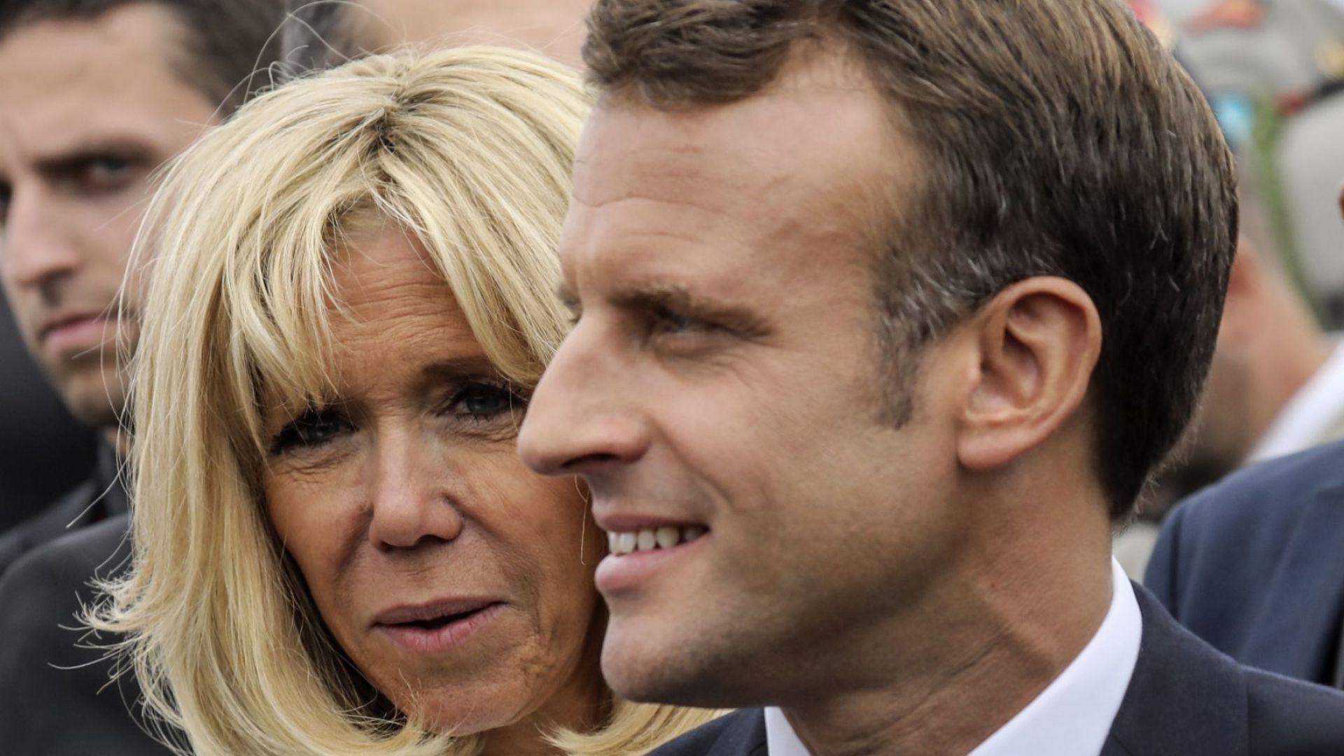 Протестиращи освиркаха презеиндета Еманюел Макрон преминавайки по главния парижки булевард