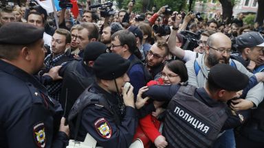 Протести в Москва заради изключването на опозицията от градски парламент