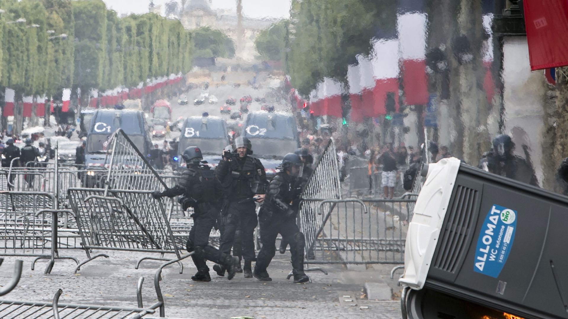 Френската полиция използва сълзотворен газ за да разпръсне протестиращи по