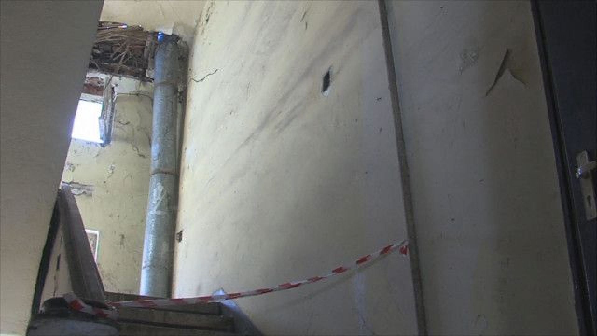 Опасна сграда има в центъра на Благоевград Покривът е разрушен