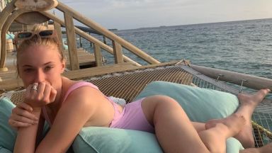 Джо Джонас сподели секси снимка на Софи Търнър от медения месец