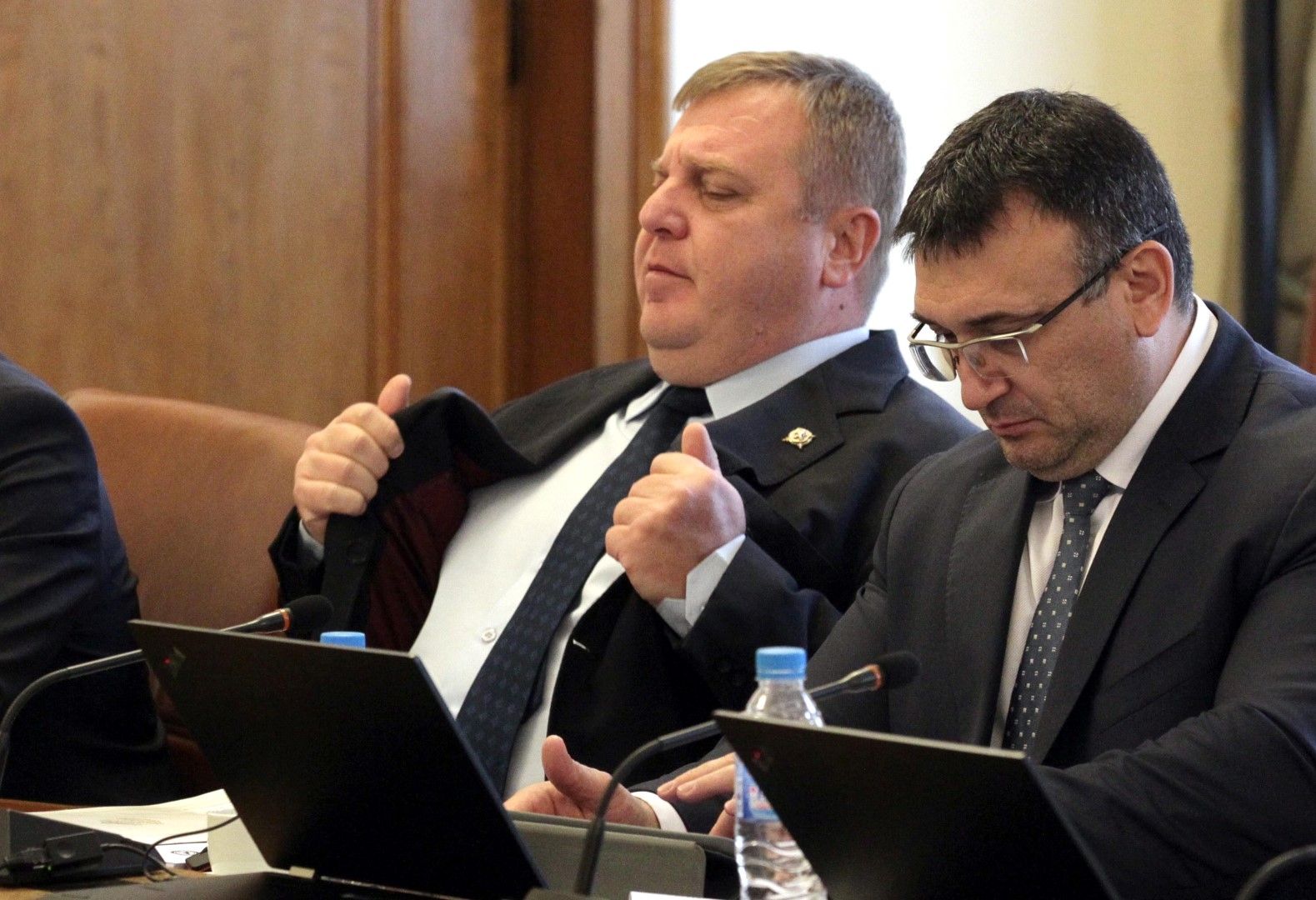 Красимир Каракачанов и Младен Маринов по време на извънредното заседание на правителството, на което беше предложена актуализация на бюджета за изтребителите Ф-16