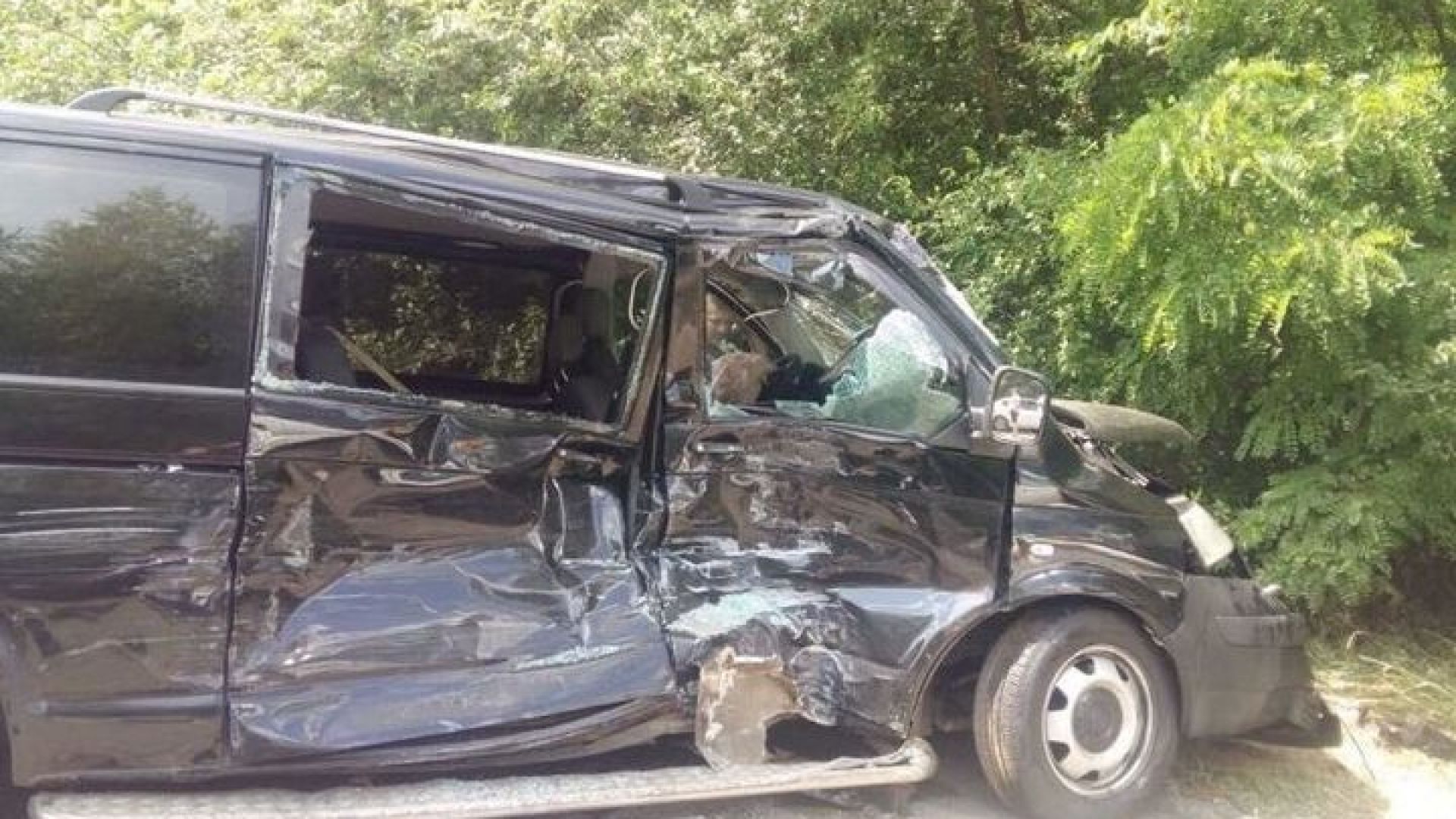 Три автомобила от кортежа на президента на Украйна Владимир Зеленски