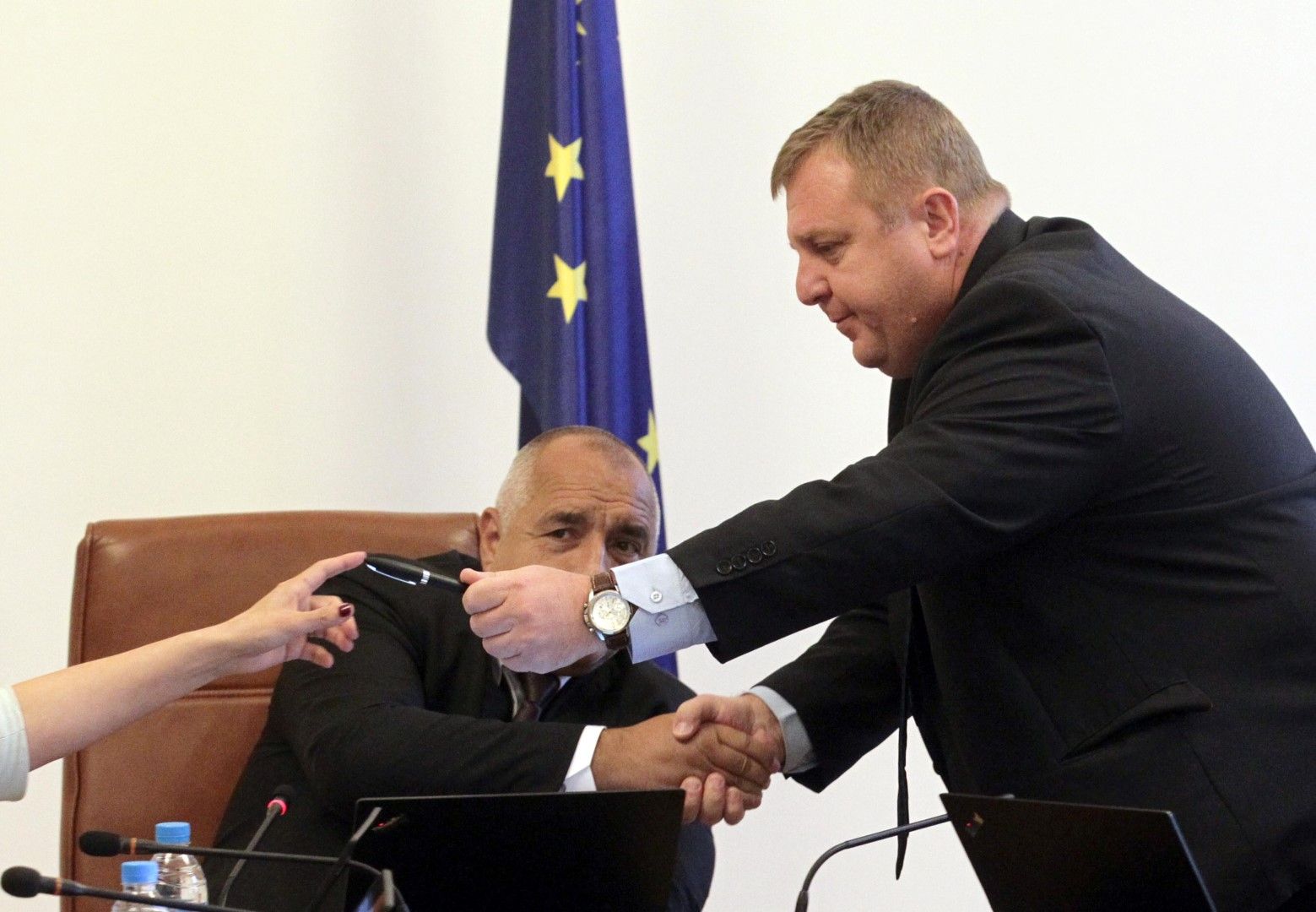 Бойко Борисов и Красимир Каракачанов по време на извънредното заседание на правителството, на което беше предложена актуализация на бюджета за изтребителите Ф-16