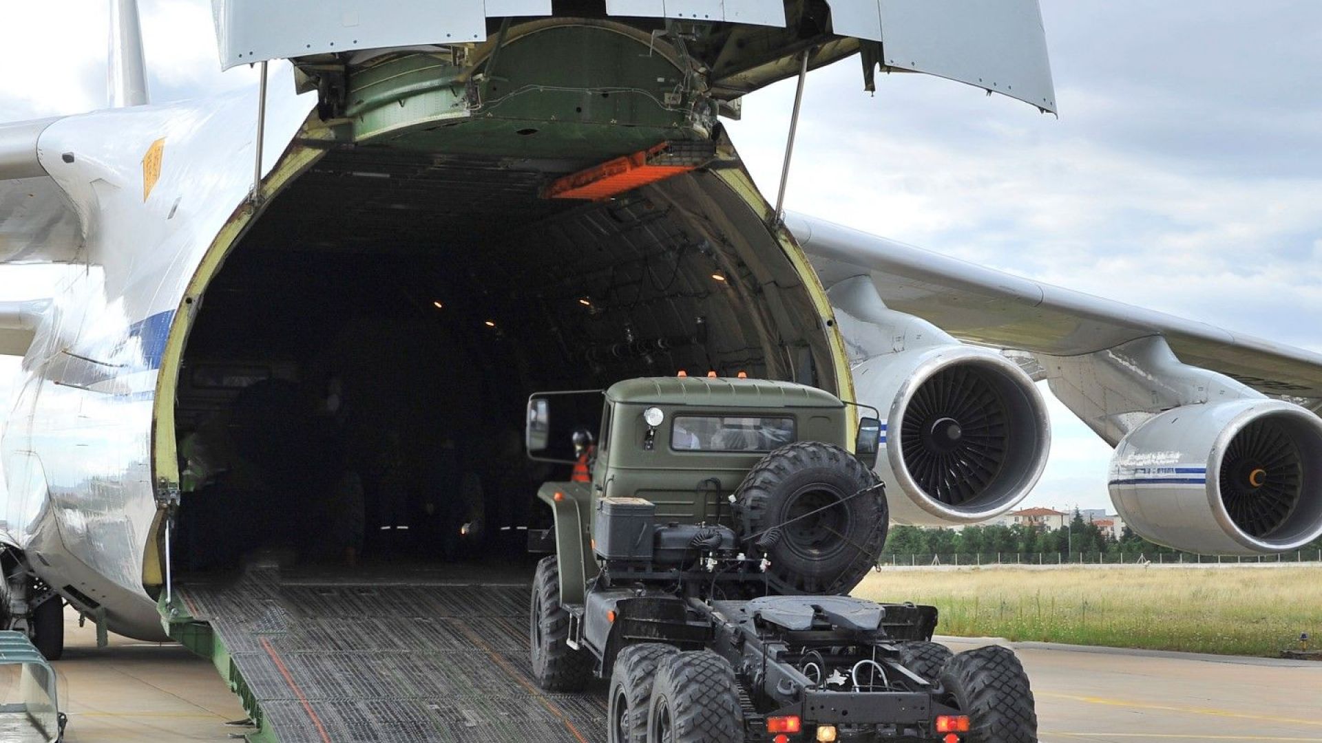 През последните няколко дни на летището на най голямата авиационна база