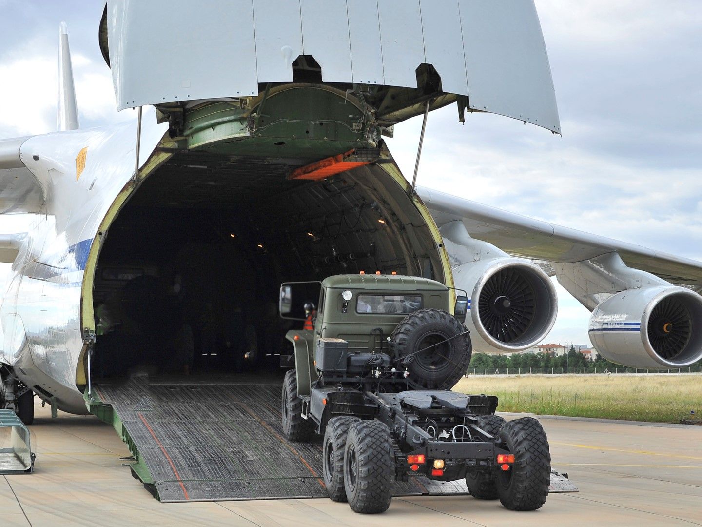 Товарен самолет "Антонов" доствя на военното летище в Анкара части от ракетните системи С-400, 12 юли 2019 г.