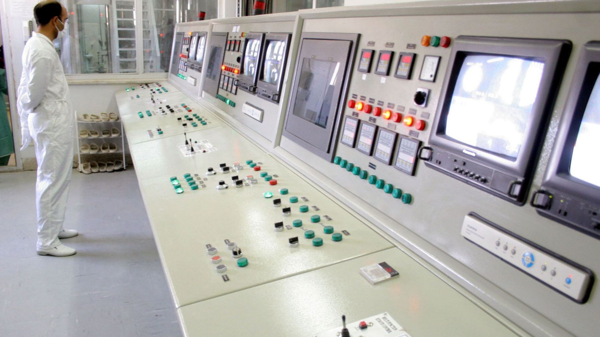 Иран все още е на година от разработването на ядрена