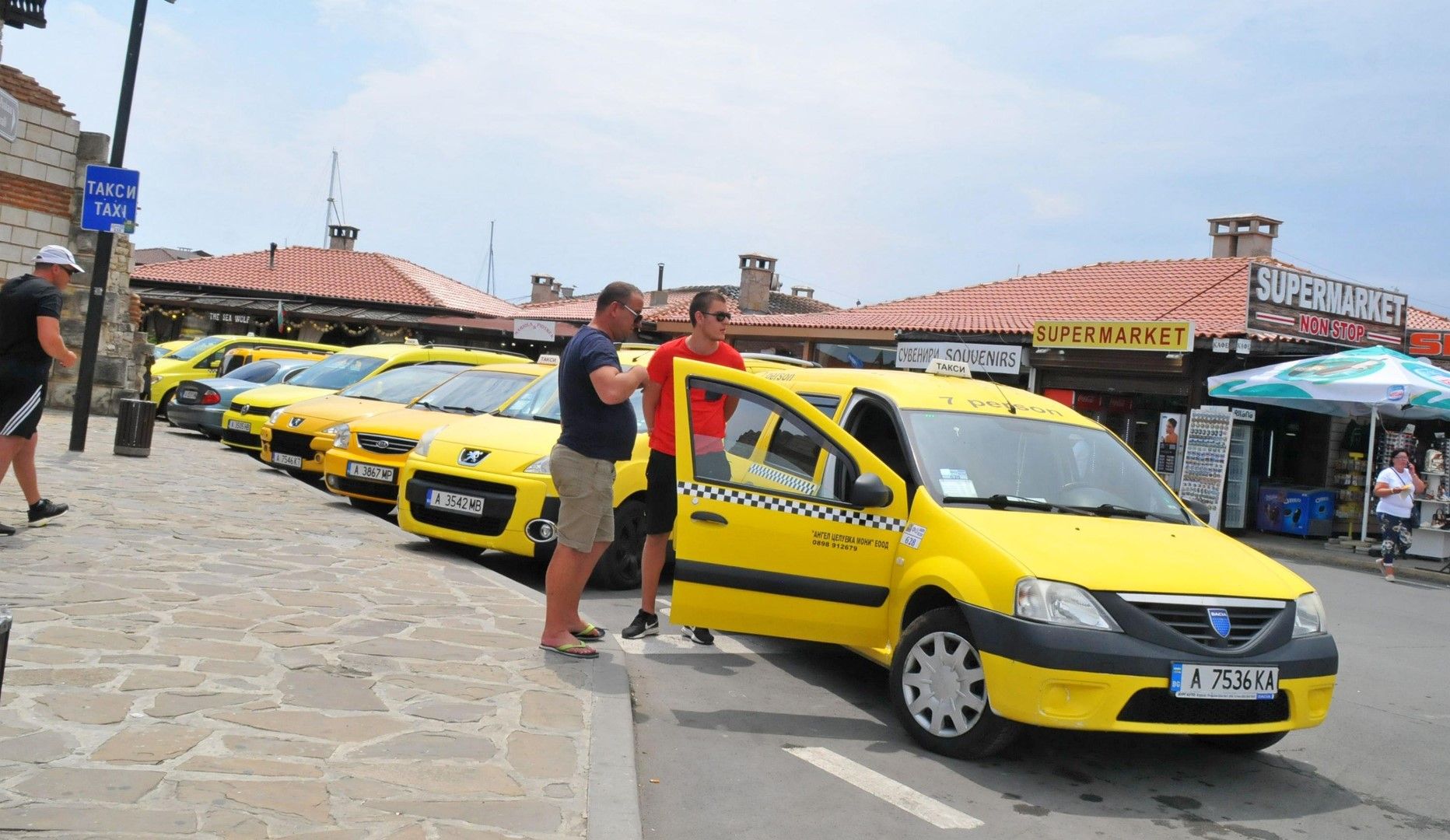 Редица таксиметрови коли чакат клиенти в Несебър