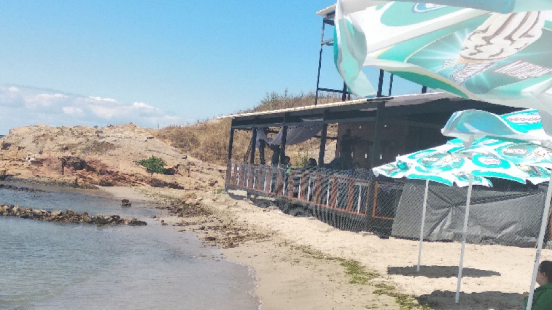 На брега на централния плаж в Ахтопол на метри от