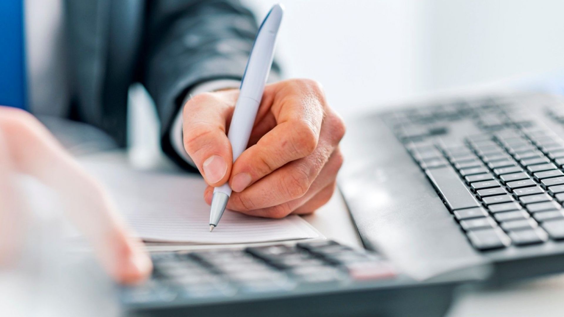 Близо 200 фирми стопанисващи около 600 търговски обекта по морето