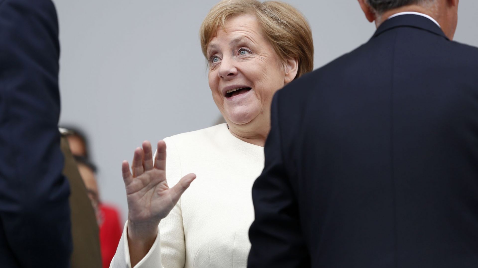 Меркел с нов проблем - диша тежко на среща в журналисти в Париж
