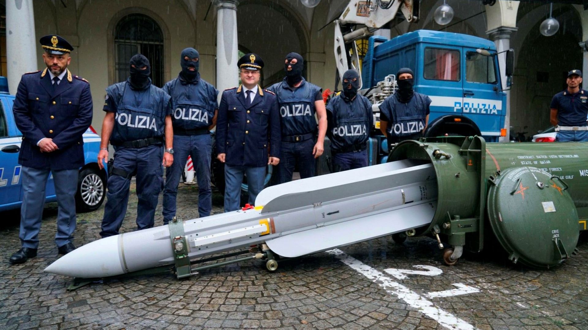 Италианската полиция откри бойна ракета при операция срещу нацисти