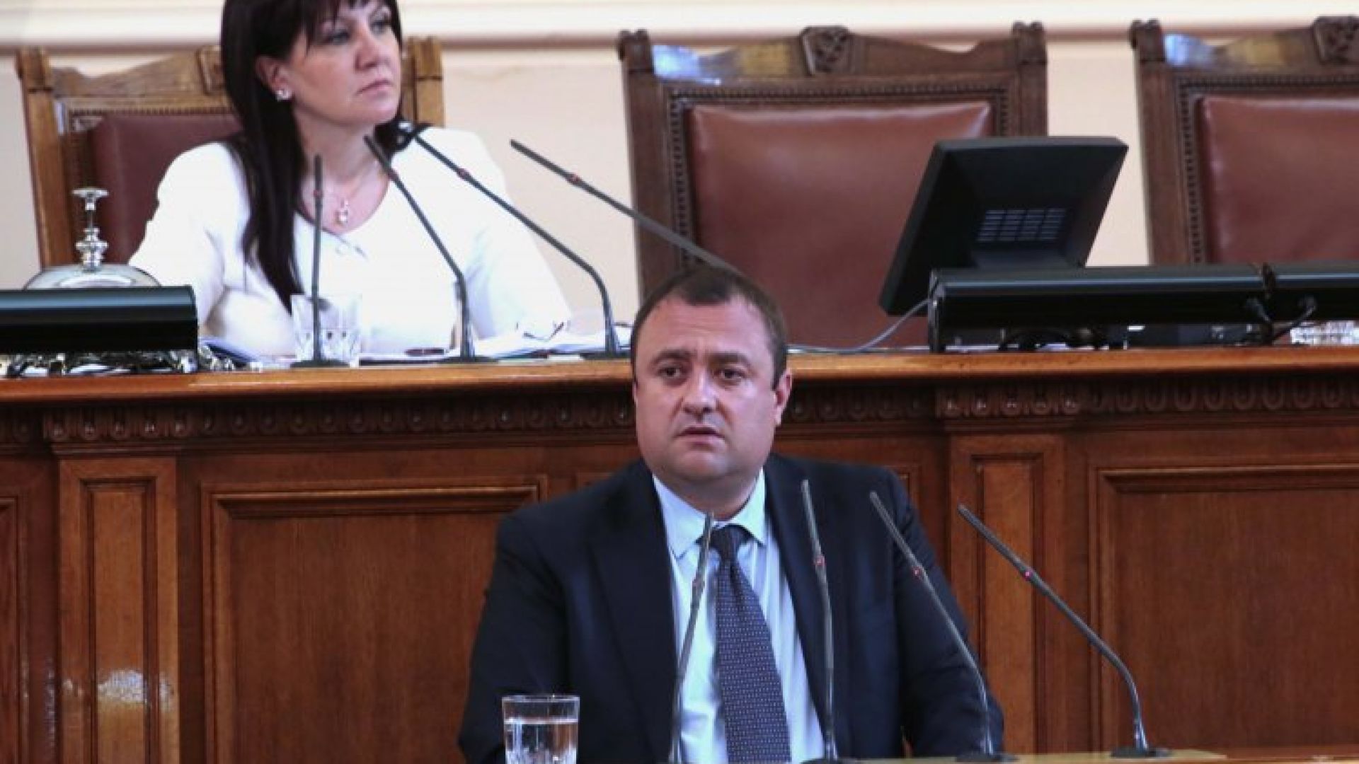 БСП поиска премиерът и ресорните министри да обяснят в Народното