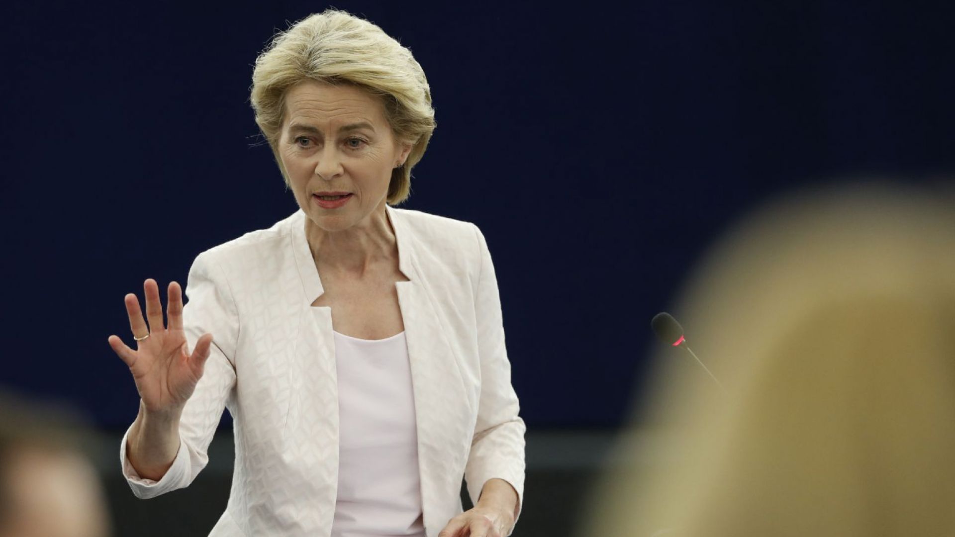 Пред Европейския парламент Урсула фон дер Лайен призна че има