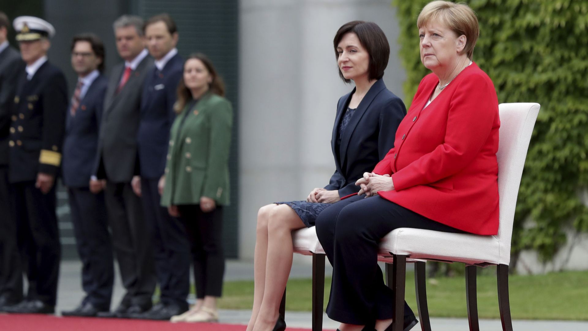 Германският канцлер Ангела Меркел отново остана седнала при изпълнението на