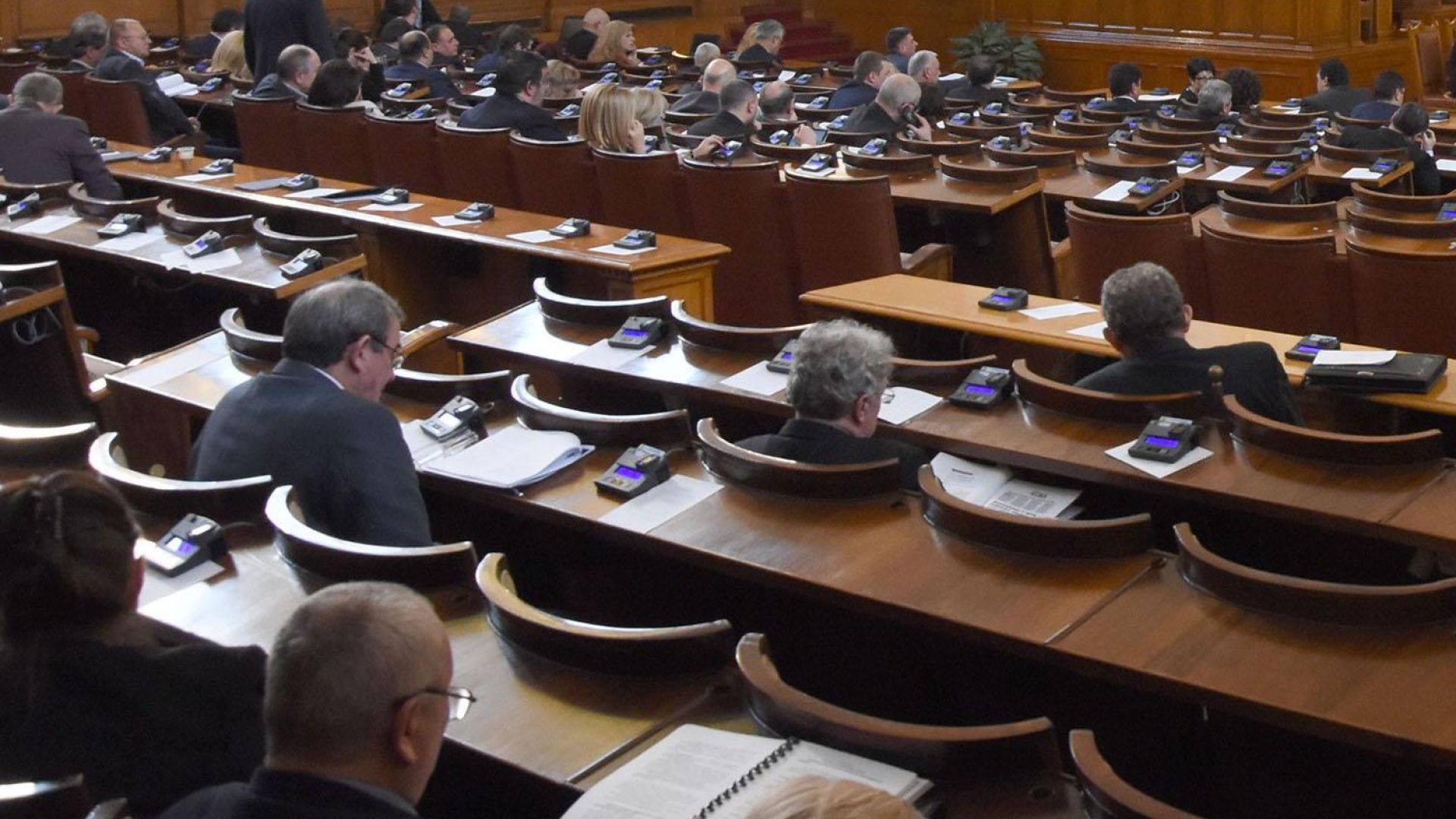 След повече от два часа дебат в Народното събрание депутатите