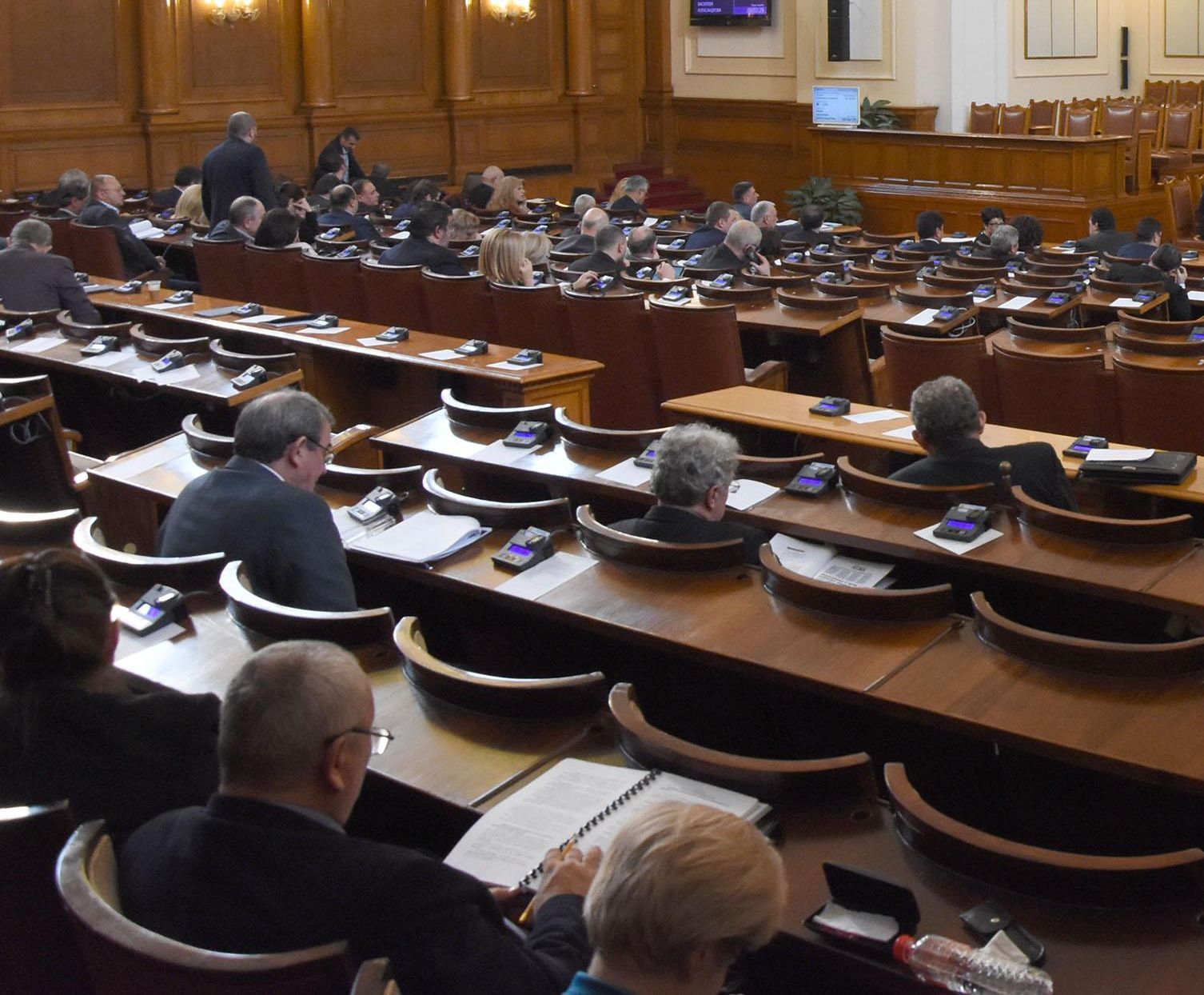 Парламентът гласува окончателно приходите и трансферите по бюджета на ДОО за следващата година