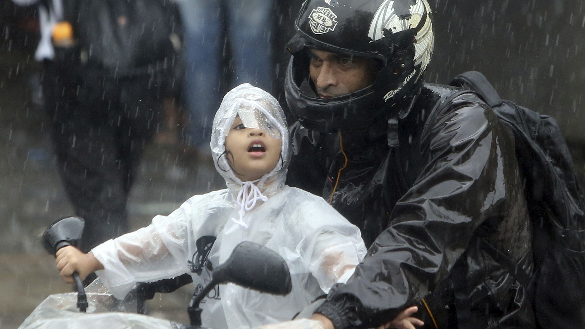 Най малко 175 човека са загинали и близо 7 милиона са