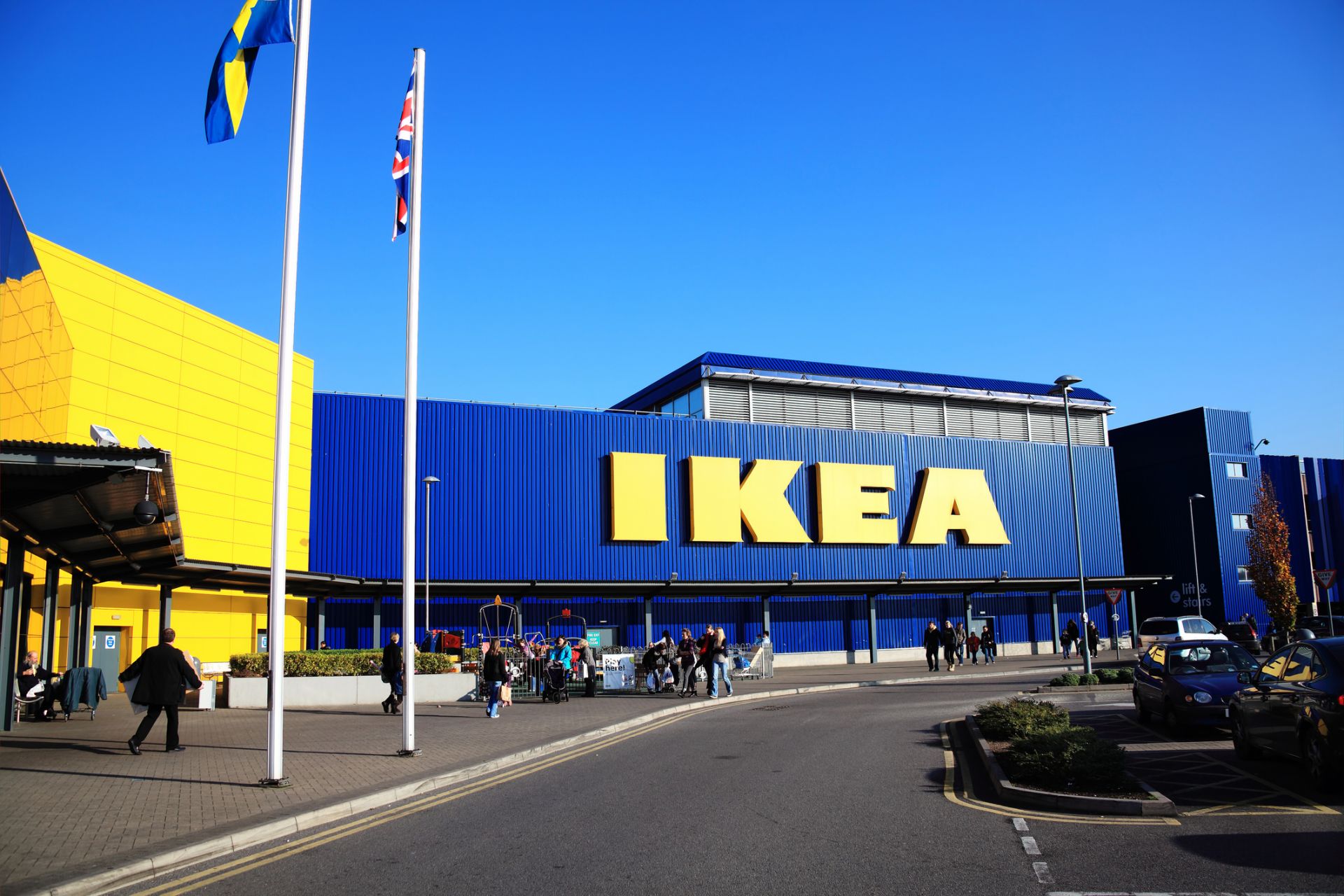 Шведският търговец на мебели ИКЕА (Ikea) заяви в сряда, че временно затваря около 15 магазина в Китай