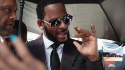 И мъж обвини R. Kelly в сексуално посегателство
