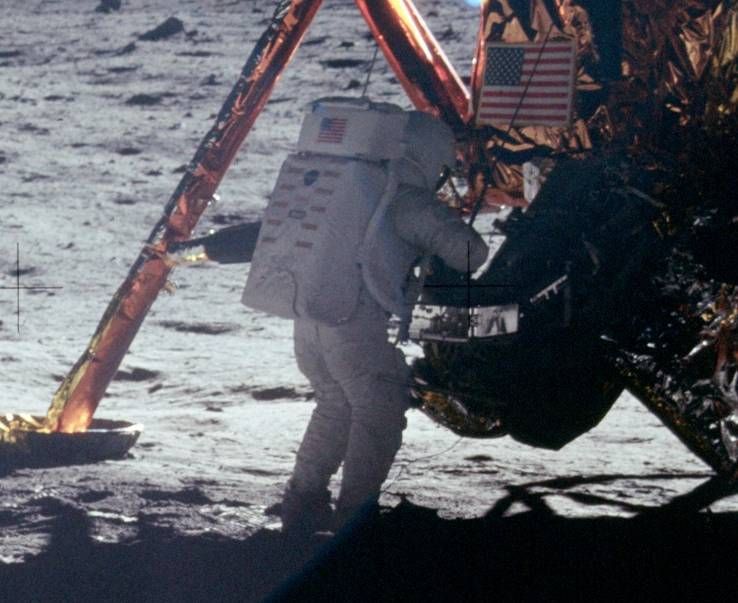 Нийл Армстронг на Луната