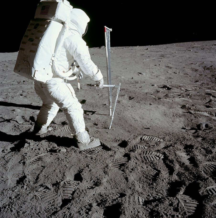 Нийл Армстронг на Луната