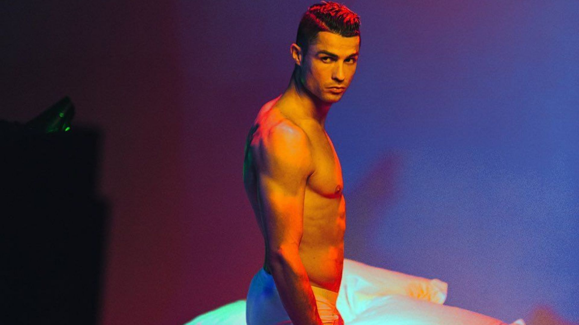 Кристиано Роналдо демонстрира перфектно тяло в колекция бельо