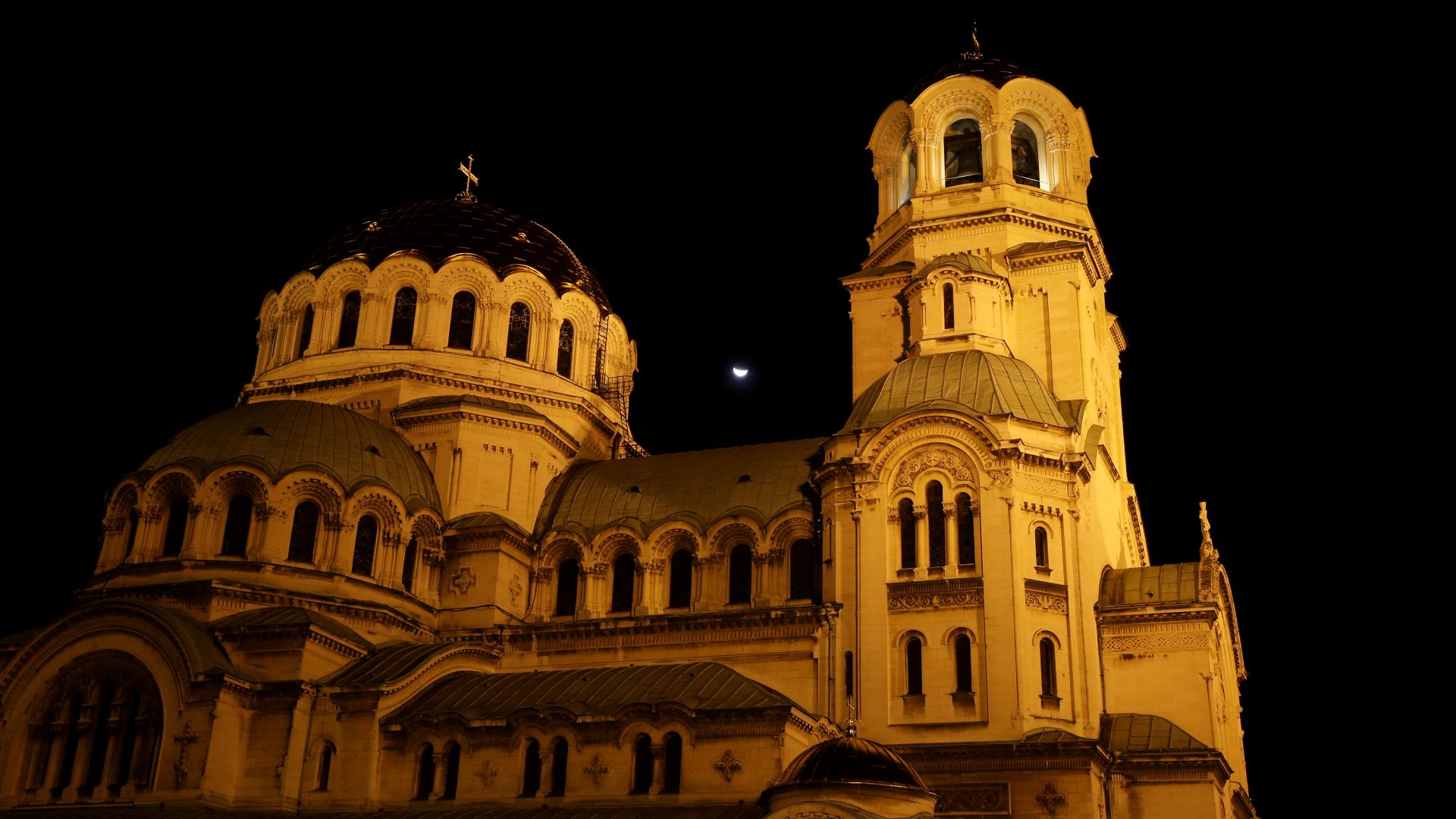 Пълно лунно и частично слънчево затъмнение: Явленията над България тази година