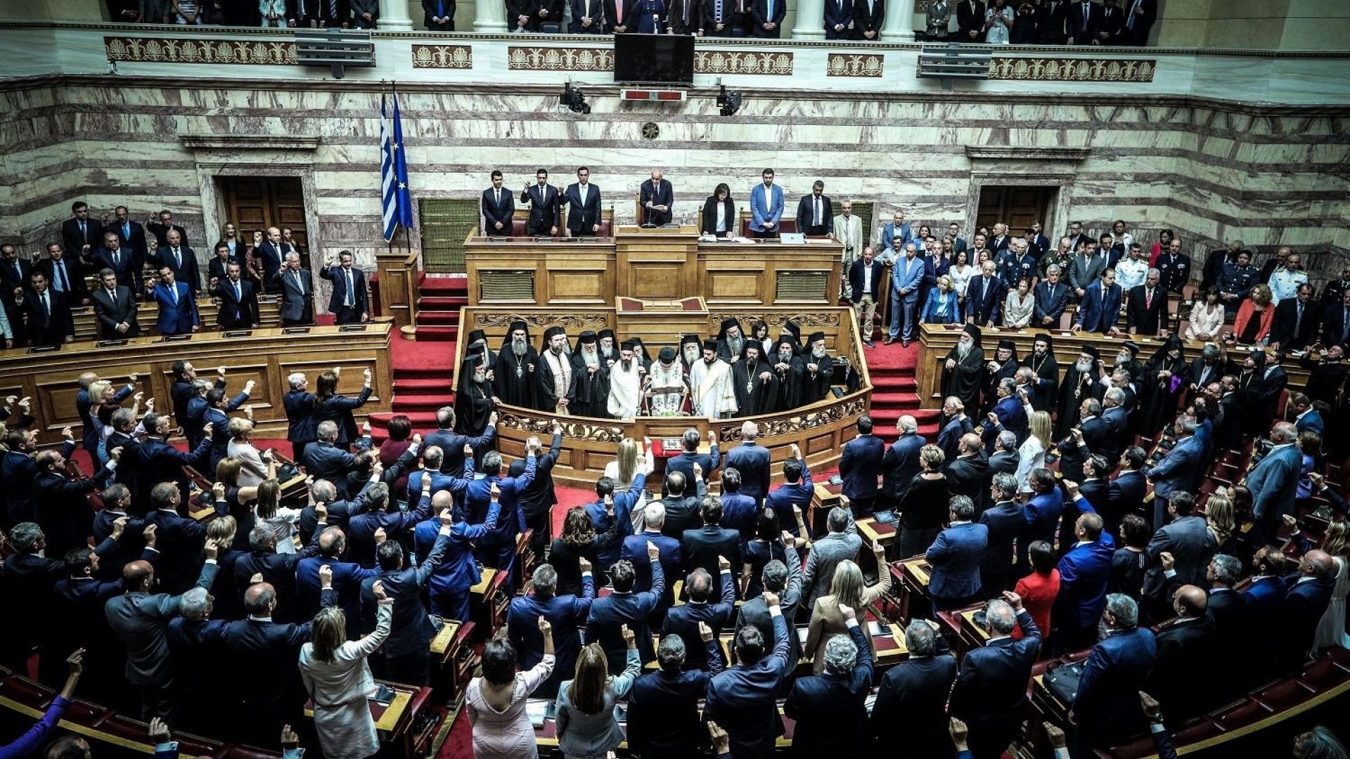 Триста депутати в него положиха клетва в новоизбрания гръцки парламент,