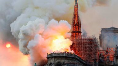 Парижката катедрала "Нотр Дам" все още може да се сгромоляса