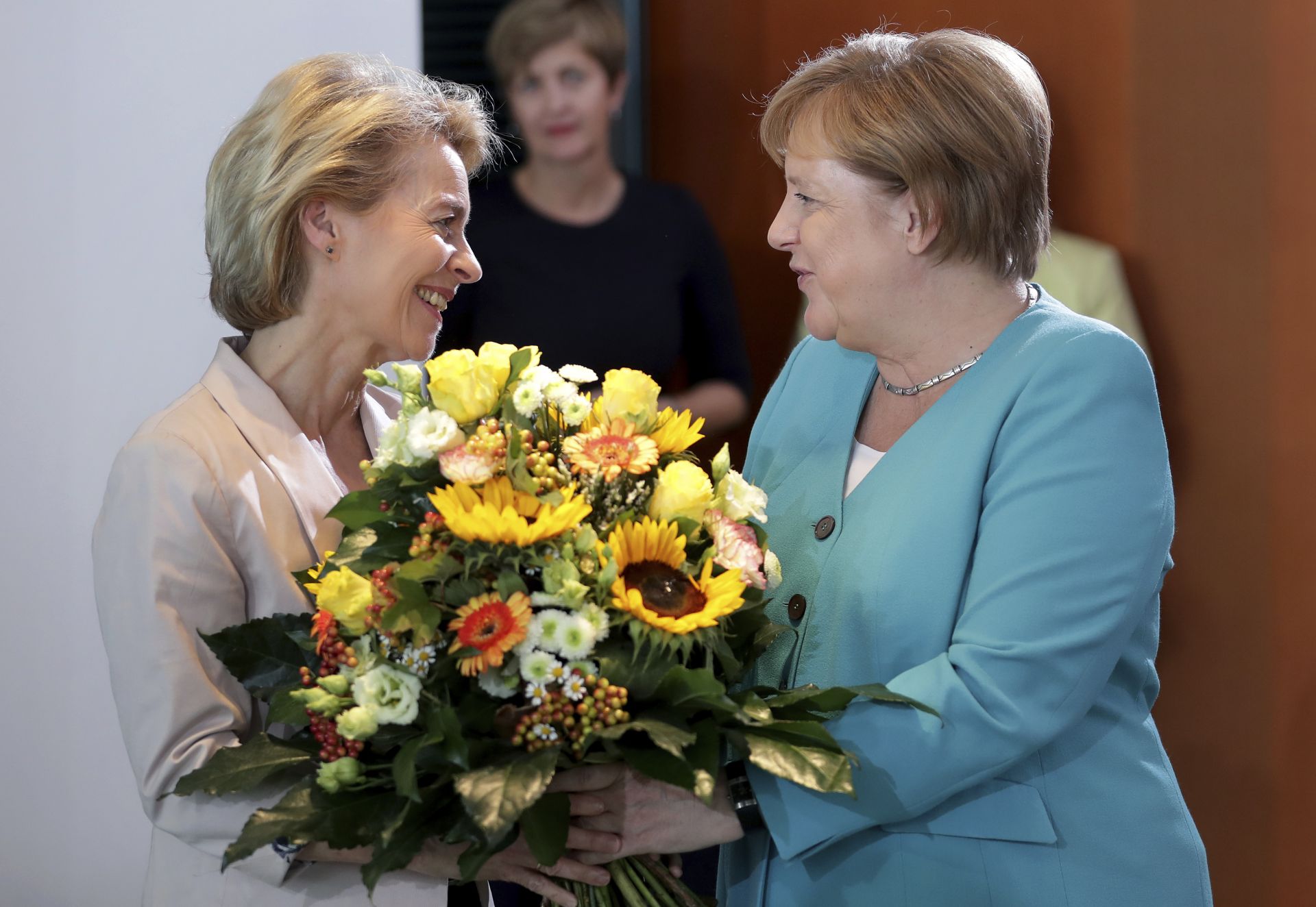 Урсула фон дер Лайен поздравява Меркел 