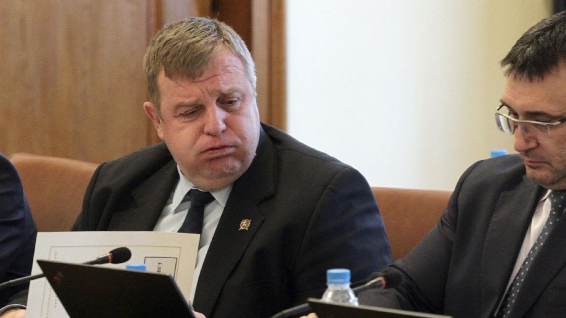 Дебатът в обществото за самолетите продължава да се води на