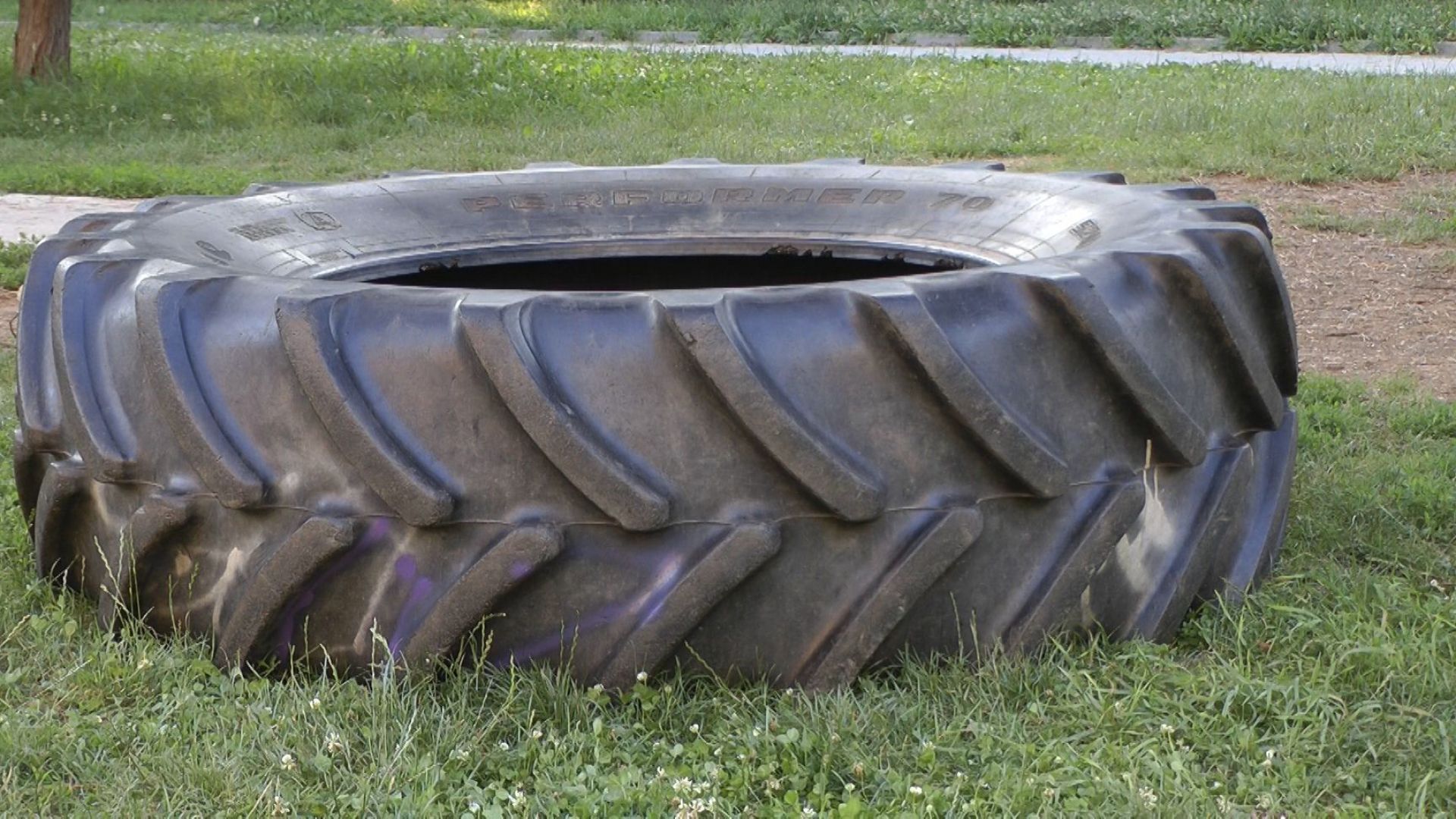 Борят се за живота на 10-годишното дете, премазано от гума в парка