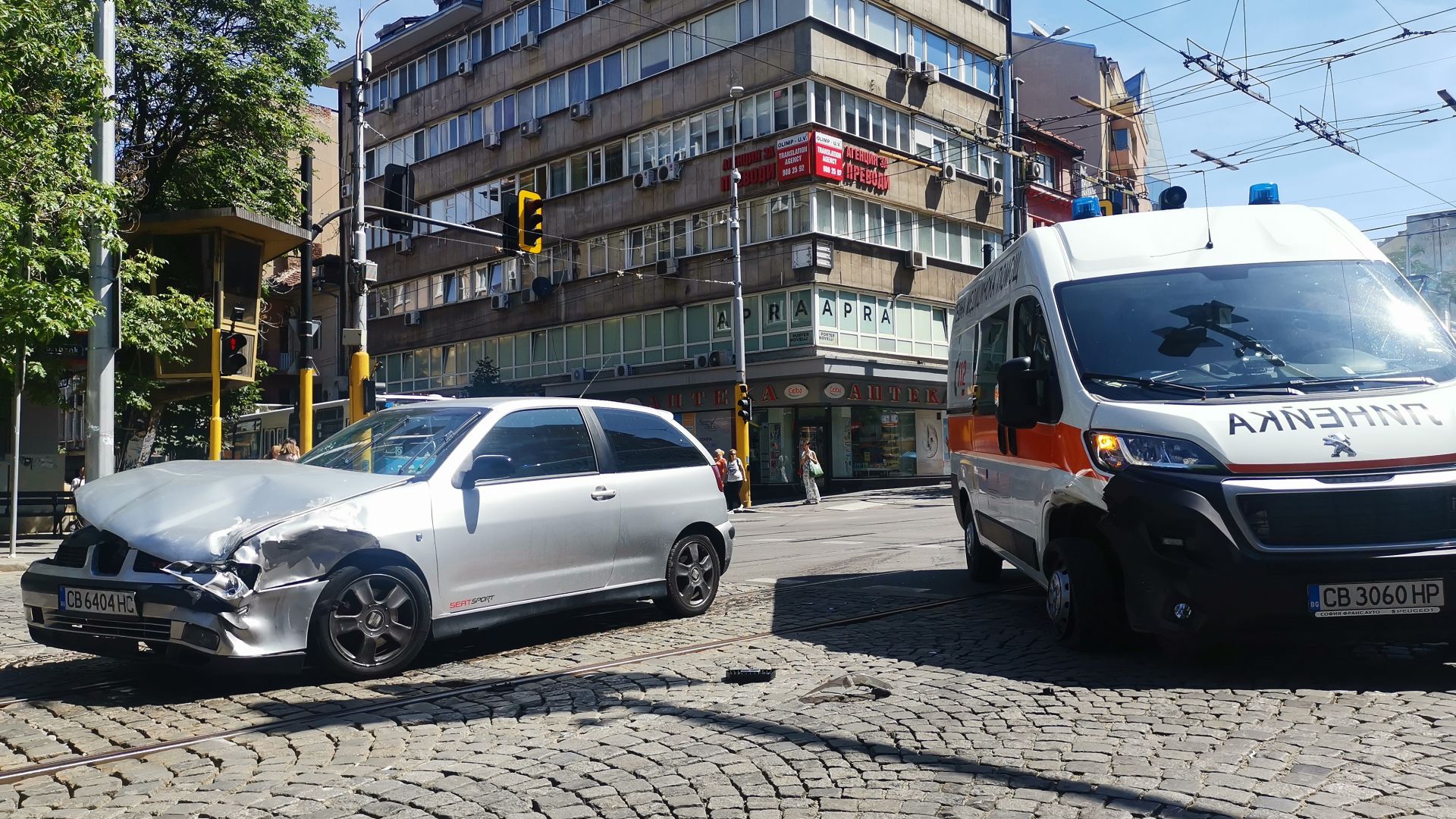 Катастрофа между линейка и лек автомобил в центъра на София (снимки)