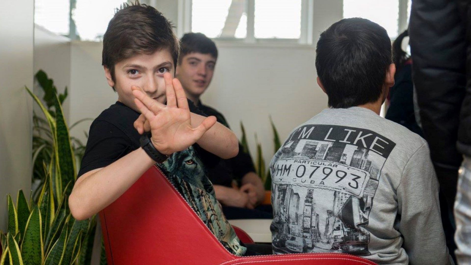 Половината 53 от българите подкрепят децата в риск да се