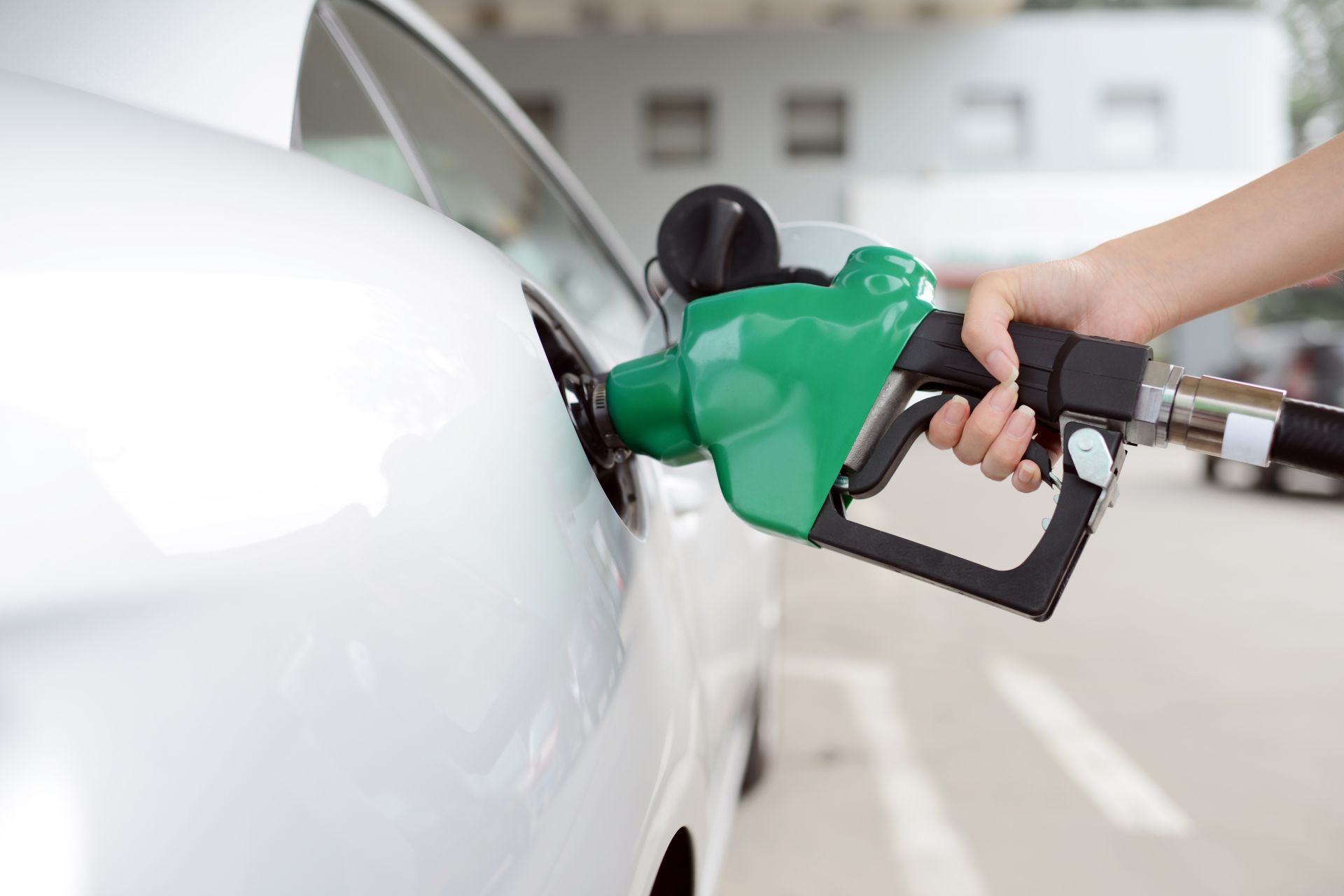 В България, при средна цена от 2,06 лв. на литър бензин и средна нетна заплата от 937,40 лв., могат да бъдат купени 454 литра гориво